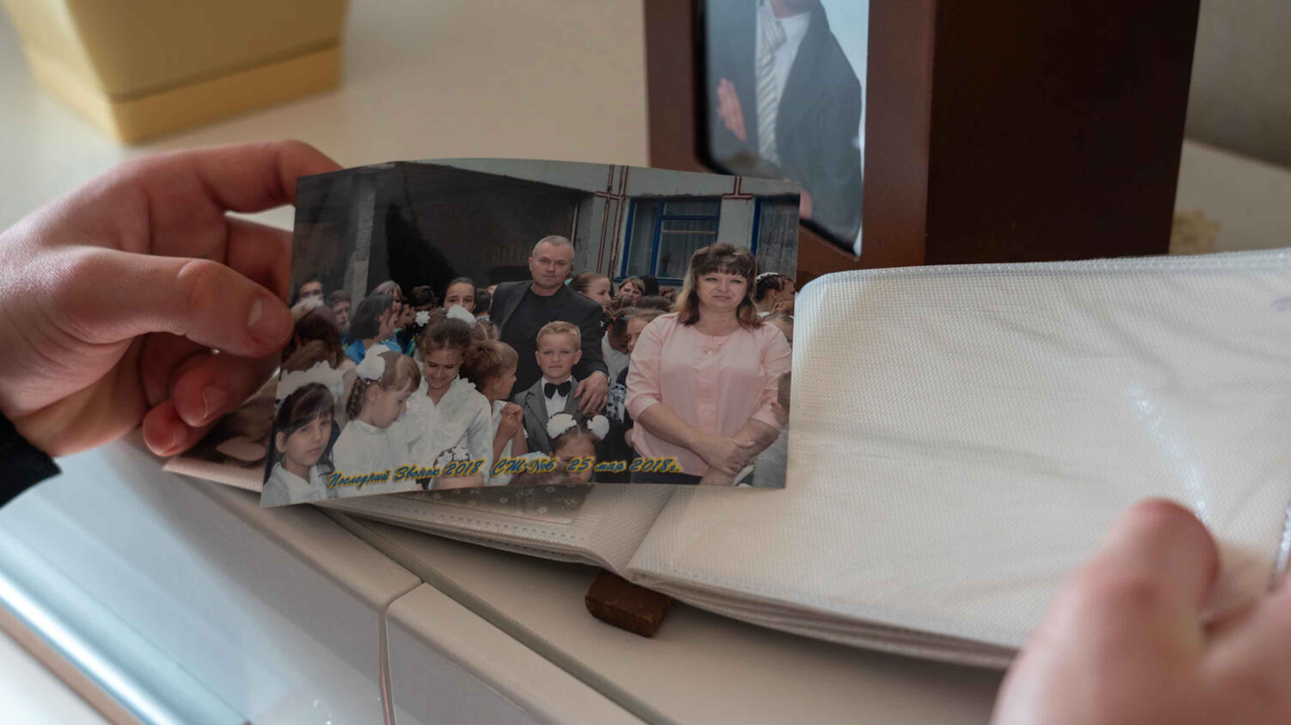 Tymofii fra Ukraina ser på bilde av klassen sin