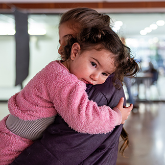 Jente hviler på søsteren sin skulder i Libanon