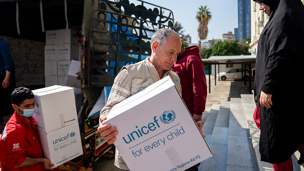 UNICEF-ansatt bærer inn kasse med nødhjelp i Libanon