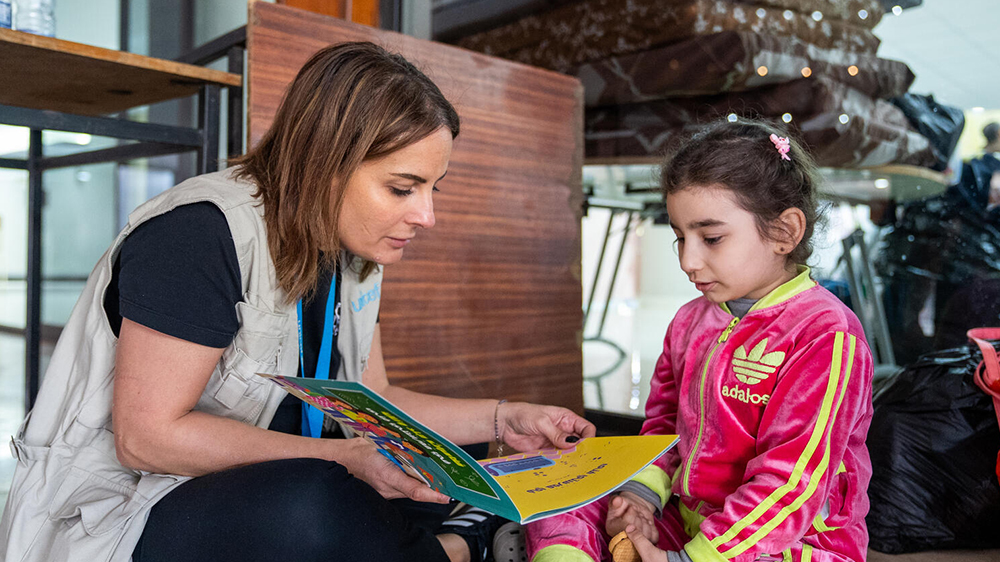 UNICEF-ansatt hjelper et barn i Libanon