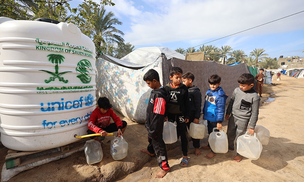 Gutter med vannkanner i kø Gaza
