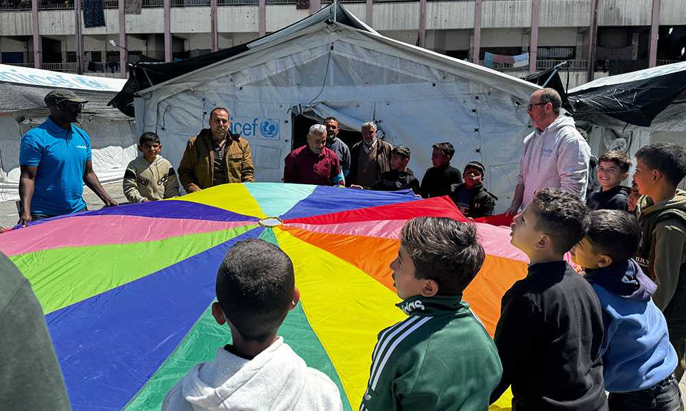 Gutter leker utenfor læringssenter Gaza