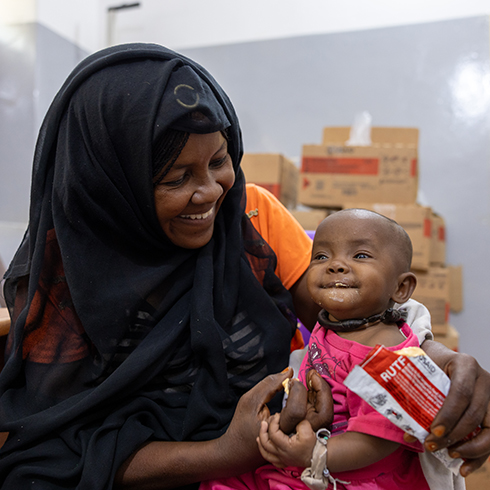 Mor gir datter nødmat i Sudan