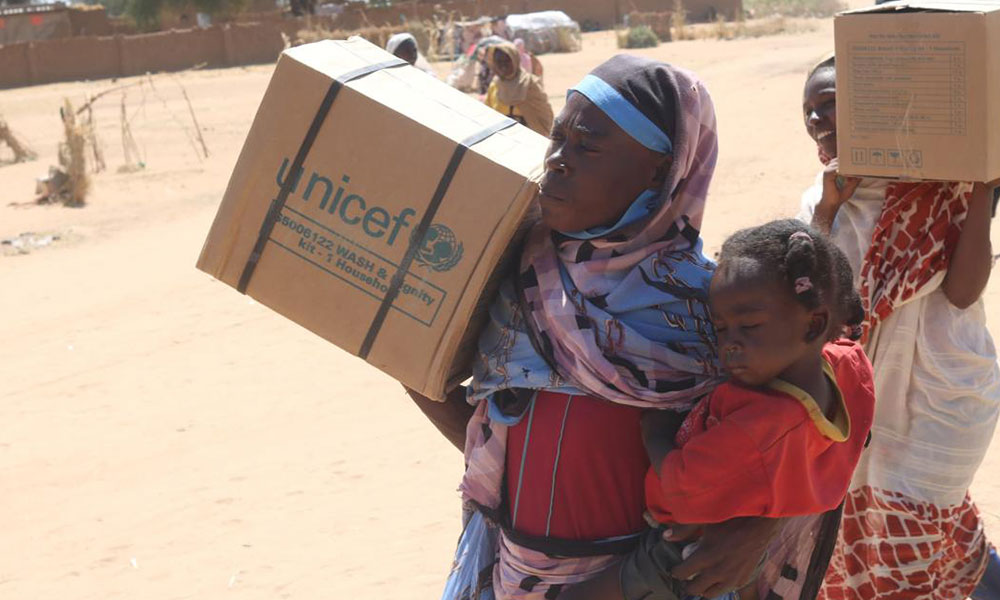 Sudan mor og barn på ryggen