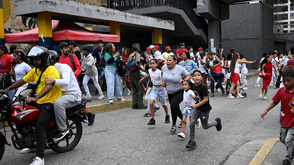 Folk løper fra jordskjelvet i Venezuela juni 2026