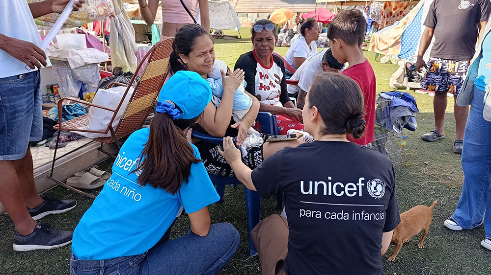 UNICEF besøker familier i et midlertidig tilfluktssted etter jordskjelv i Venezuela