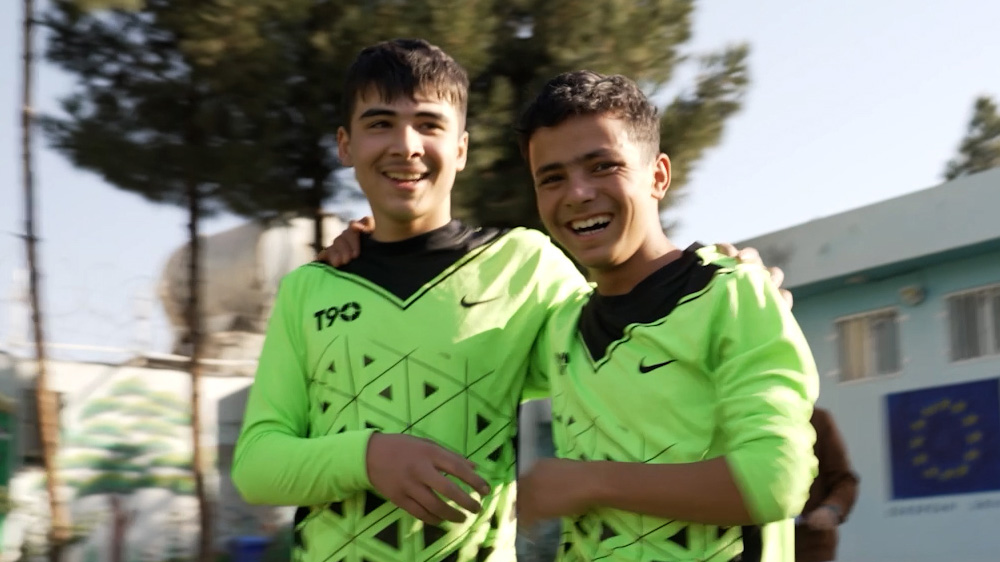 Abid spiller fotball sammen med en venn, Afghanistan
