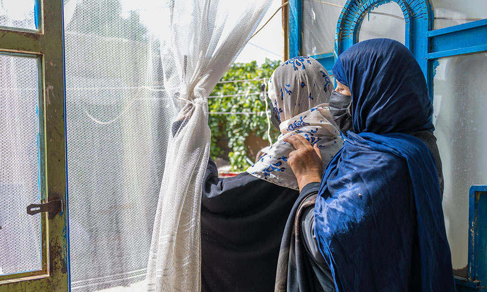 To afghanske jenter kikker ut vinduet