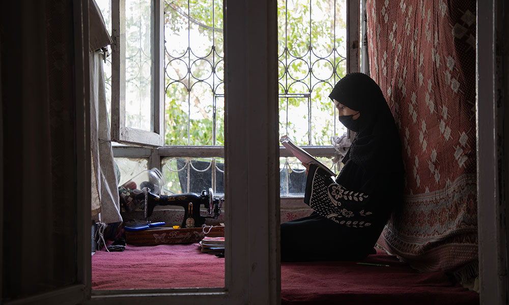Jente Afghanistan i vinduet