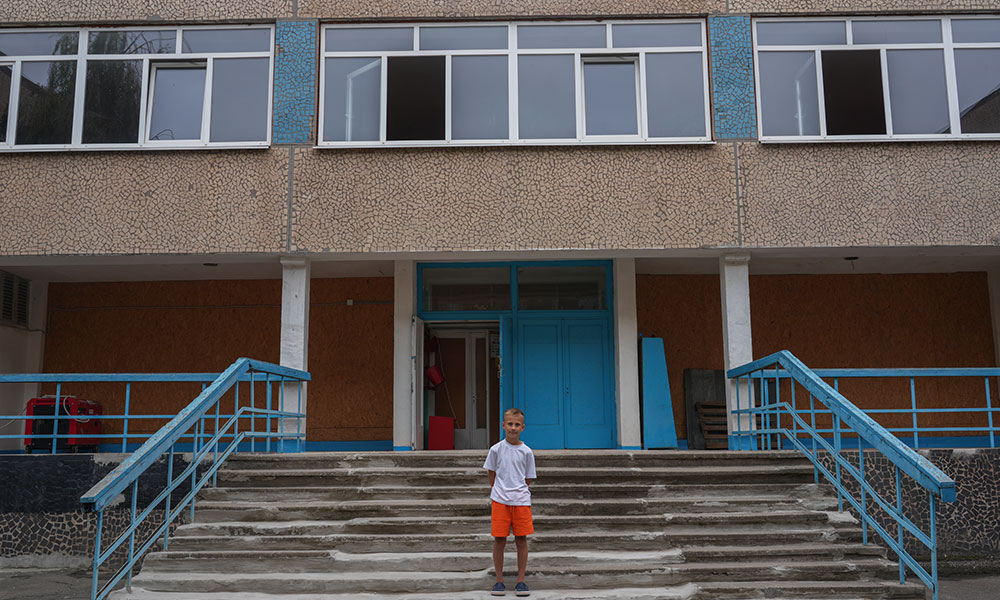 Gutt foran skole Ukraina