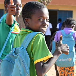Skoleelever med blå UNICEF-sekk i Burkina Faso
