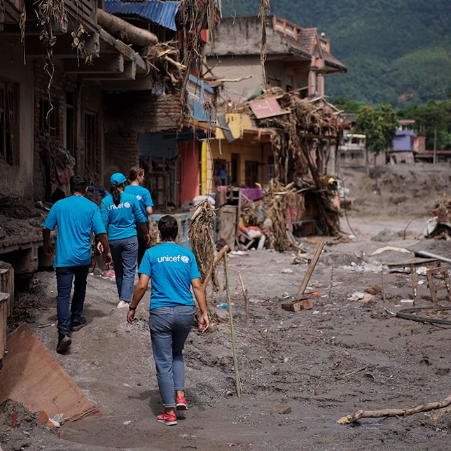 UNICEF-ansatte hjelper i Nepal etter flomkatastrofen i august 2026.