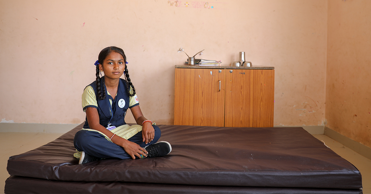 Tekstboks: Bildetekst: Små elever i undervisning ved Goth Mahudi Primary School i Rajasthan-regionen i India. En av mange skoler som er med i WASH-programmet til UNICEF. Foto: UNICEF/Domestos