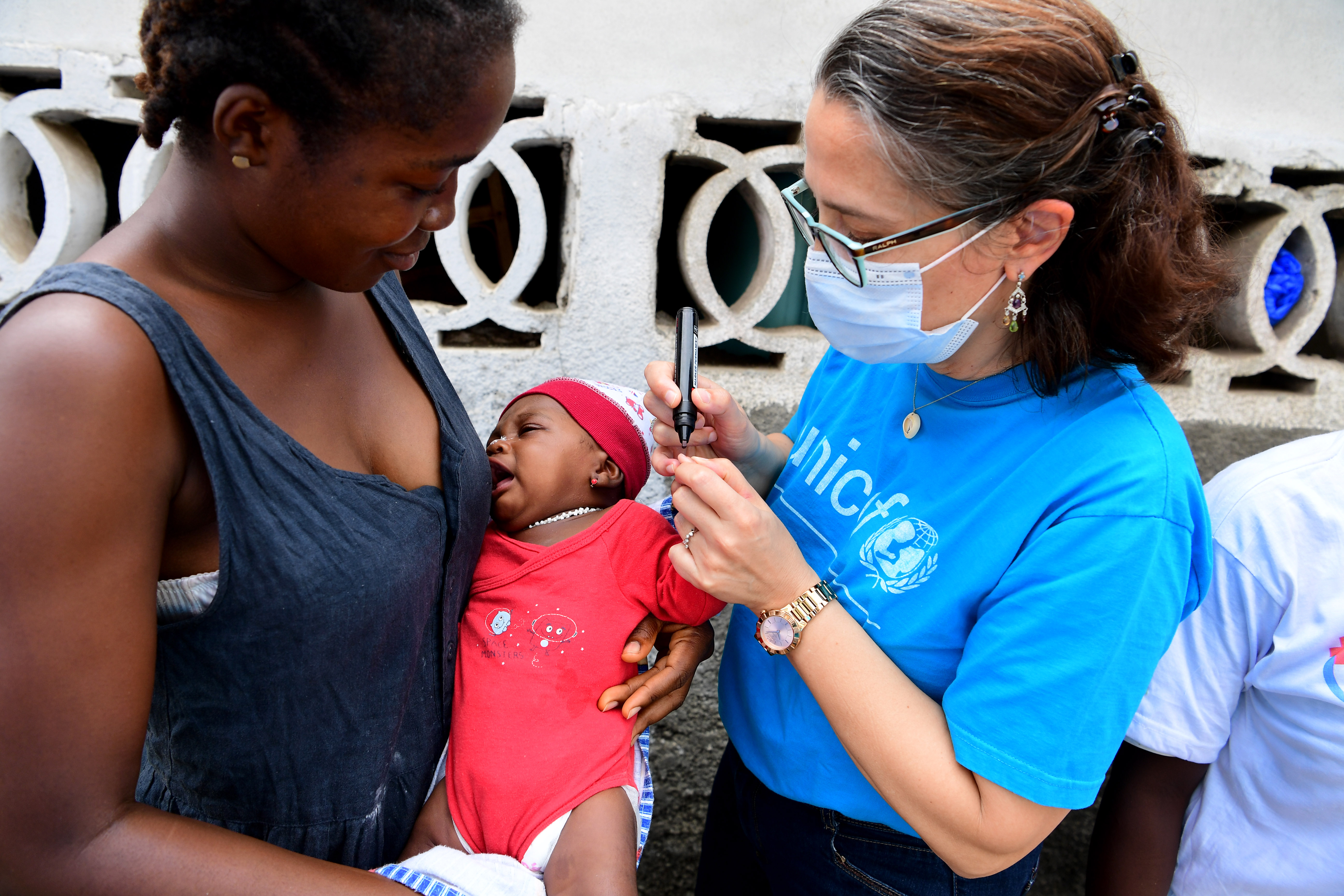 Et barn får vaksine mot polio