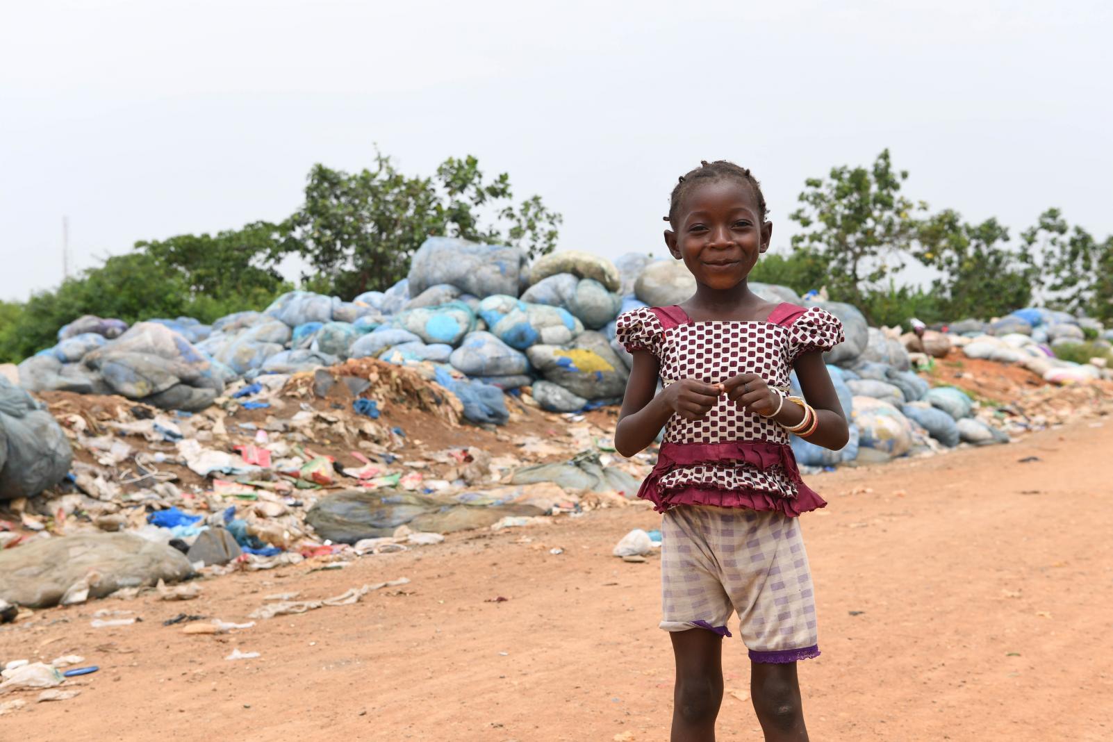 Et UNICEF-prosjekt bidrar til omdannelse av plastavfall til byggematerialer