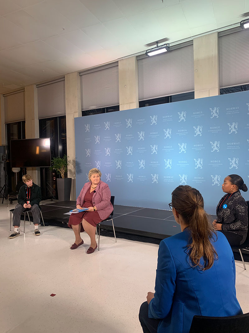 Generalsekretær Camilla Viken i UNICEF Norge og U-reportere i samtale med statsminister Erna Solberg.