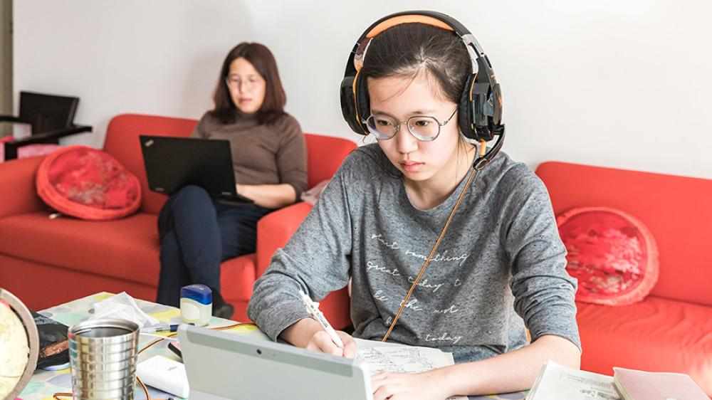 Mor og datter har hjemmeskole.Foto