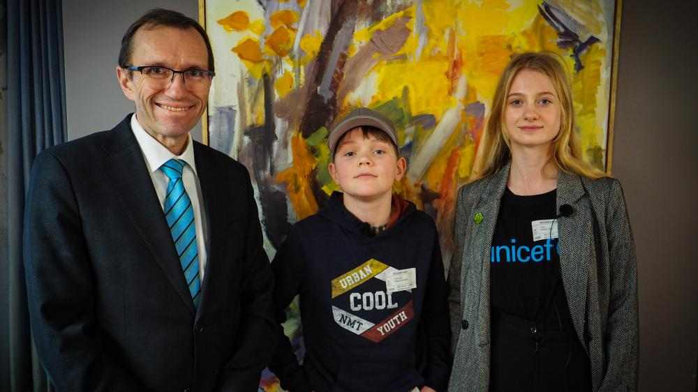 Bildet viser klima- og miljøminister Espen Barth Eide, Timian og UNICEF-ambassadør Penelope Lea.