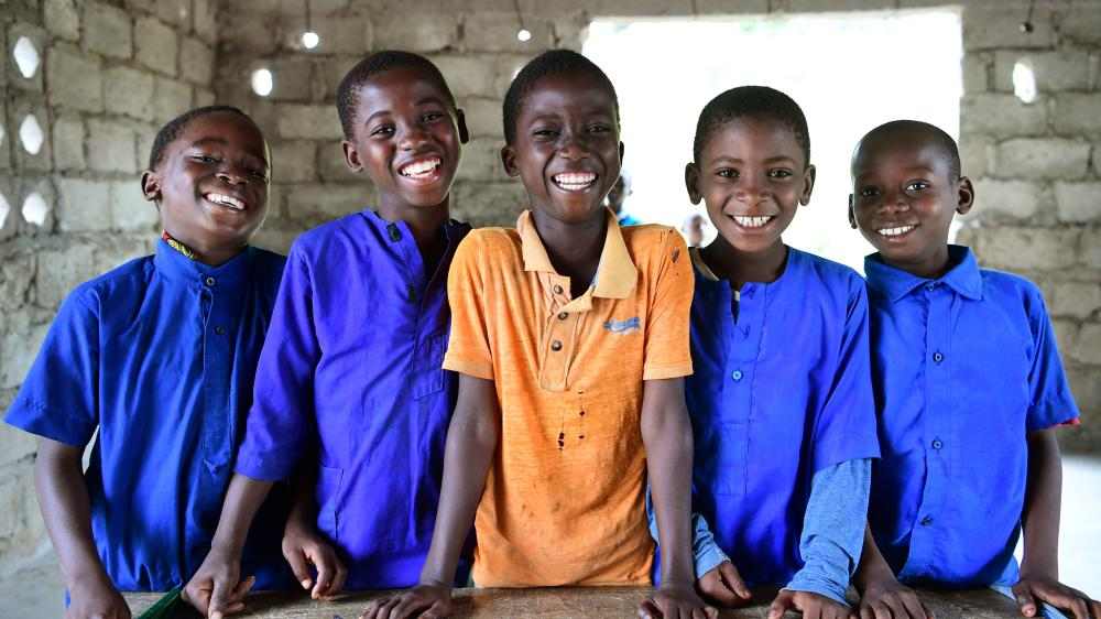 Elever på skole ved Elfenbenskysten