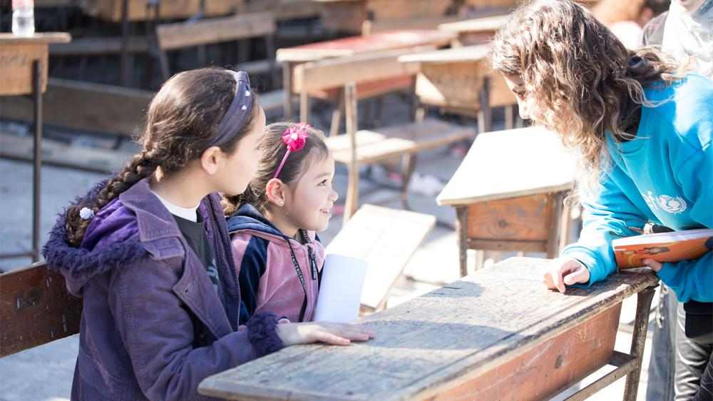To søstre på skolebenk med UNICEF-ansatt i Syria 2023