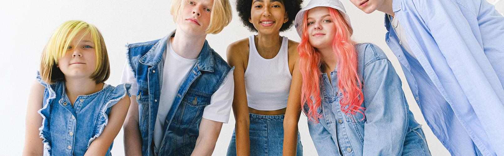 Vennegjeng står i halvsirkel og ser på kameraet. Foto