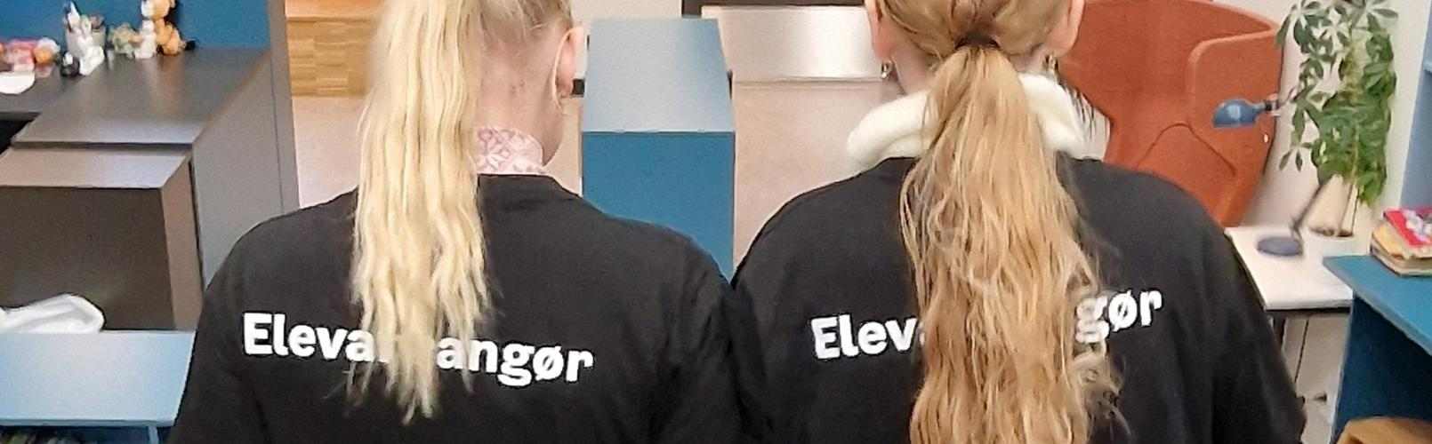 To elever med T-skjorte påtrykket "elevarrangør".
