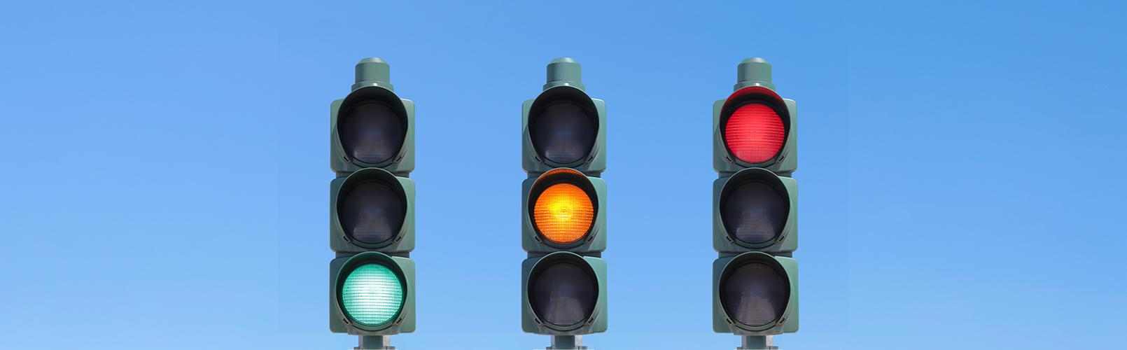 Tre trafikklys med hhv. grønt, gult og rødt lys