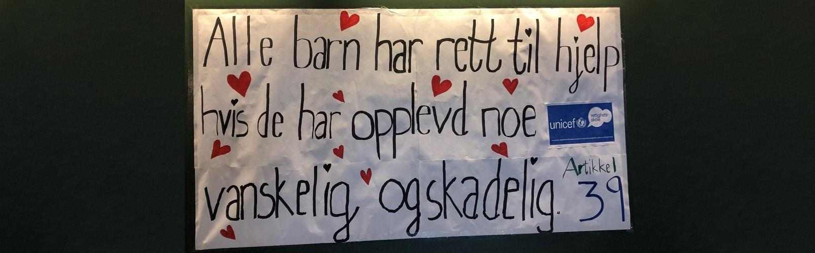 Plakat med alle barn har rett til hjelp