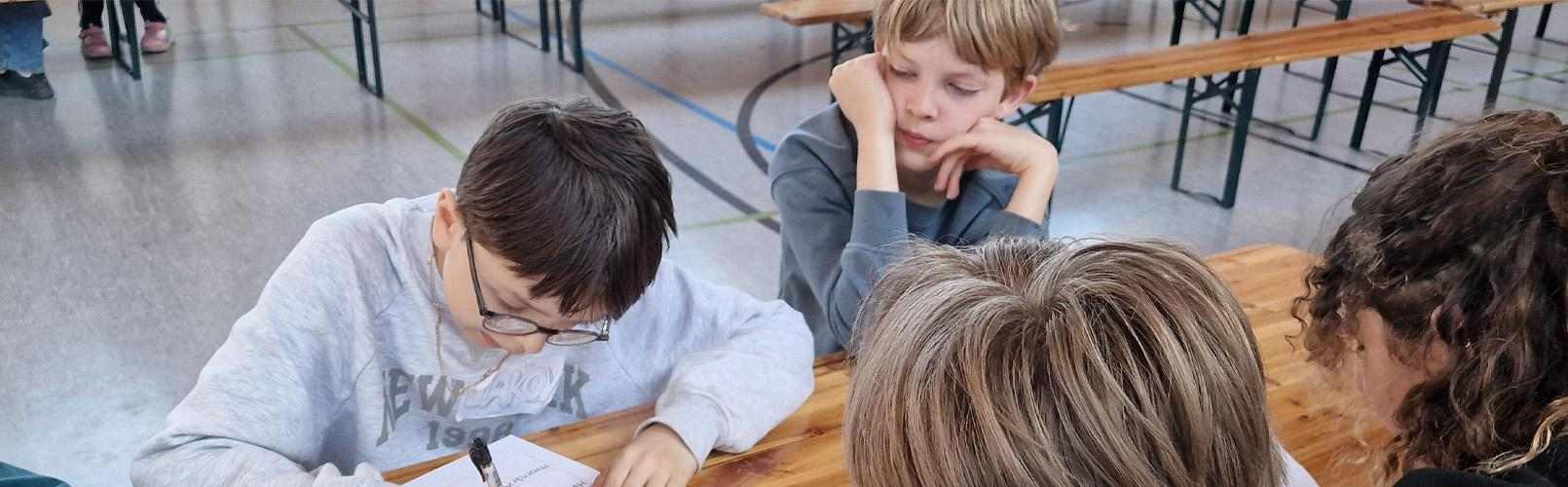 Elever som sitter rundt et bord og samarbeider