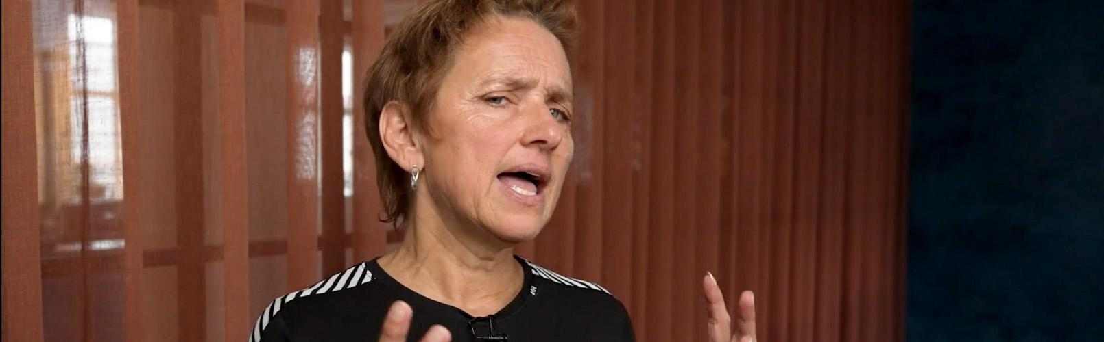 Helle Rabøl Hansen holder innlegget