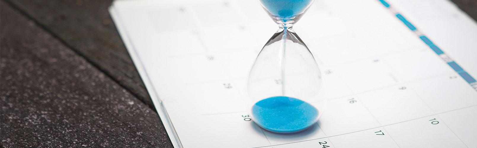 Timeglass over en kalender