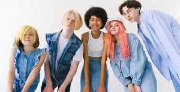 Vennegjeng står i halvsirkel og ser på kameraet. Foto