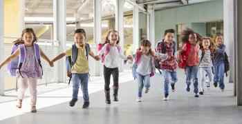 Elever kommer løpende mot fotografen