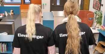 To elever med T-skjorte påtrykket "elevarrangør".