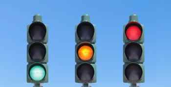 Tre trafikklys med hhv. grønt, gult og rødt lys