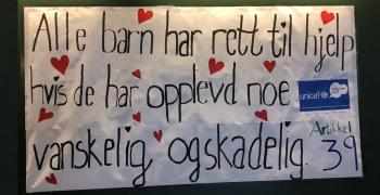 Plakat med alle barn har rett til hjelp