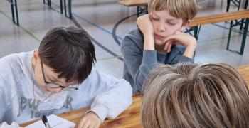 Elever som sitter rundt et bord og samarbeider