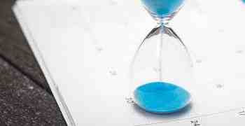Timeglass over en kalender