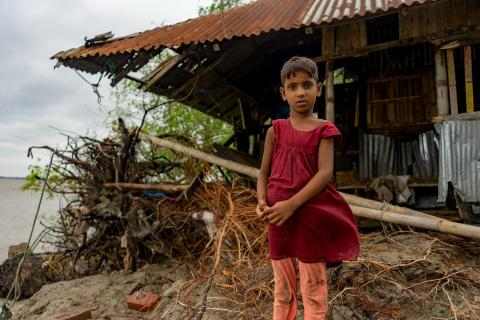 Jente i sørvestlige Bangladesh, huset hennes er kraftig ødelagt av storm