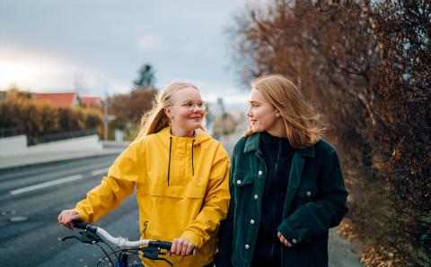 to jenter med sykkel