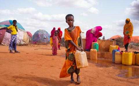 Barn med vannkanne i Mogadishu