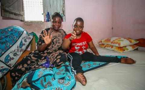 Mor og datter med nedsatt funksjonsevne Kenya