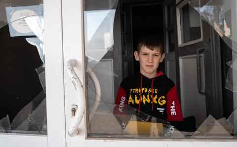 Gutt bak knust vindu i Ukraina