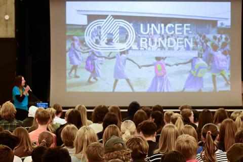 En skole får besøk med informasjon om UNICEF-runden