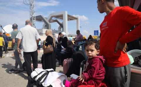 Familier med barn flykter fra hjemmene sine i Rafah