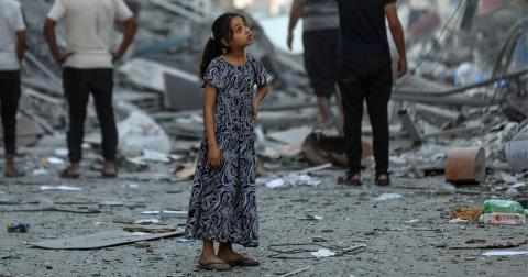 Jente i Gaza står i nabolaget som er jevnet med jorda