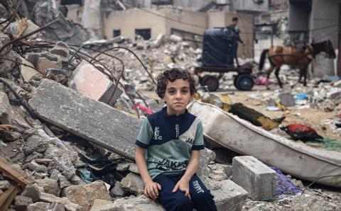 Gutt i ruiner Gaza
