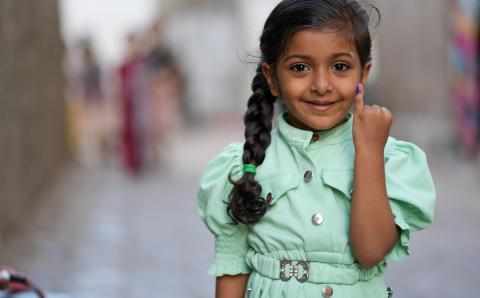 Poliovaksinert jente med lilla finger