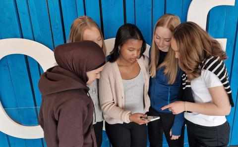 Ungdommer ser på en mobil