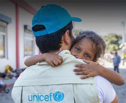 En jente klemmer en UNICEF-ansatt, Guatemala